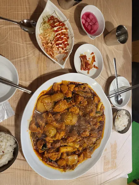 푸짐한 밑반찬과 메인 메뉴