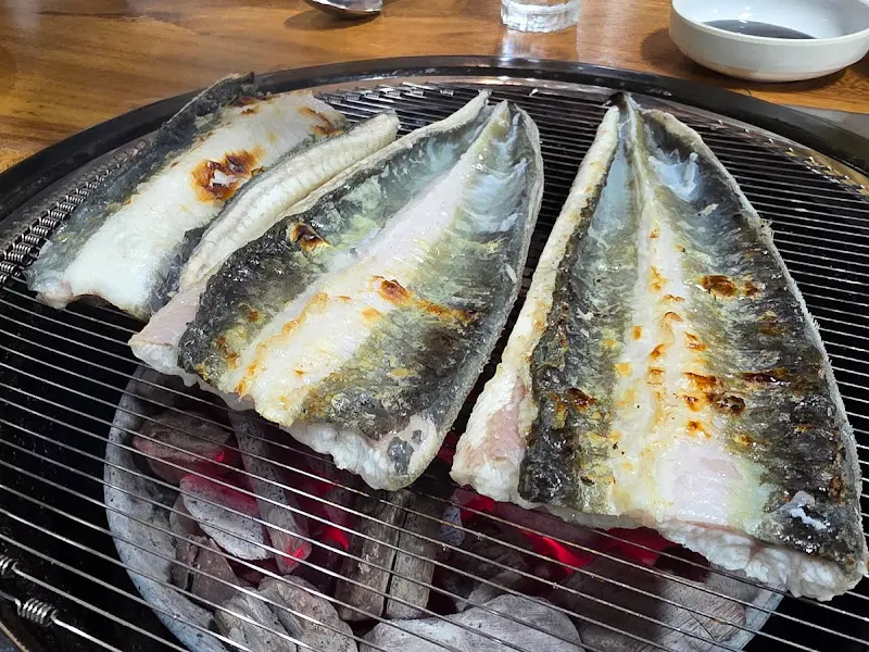 숯불 위에서 구워지는 장어