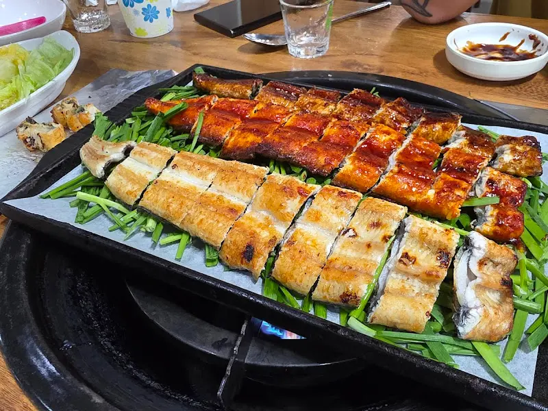 먹음직스러운 장어구이 한 상차림