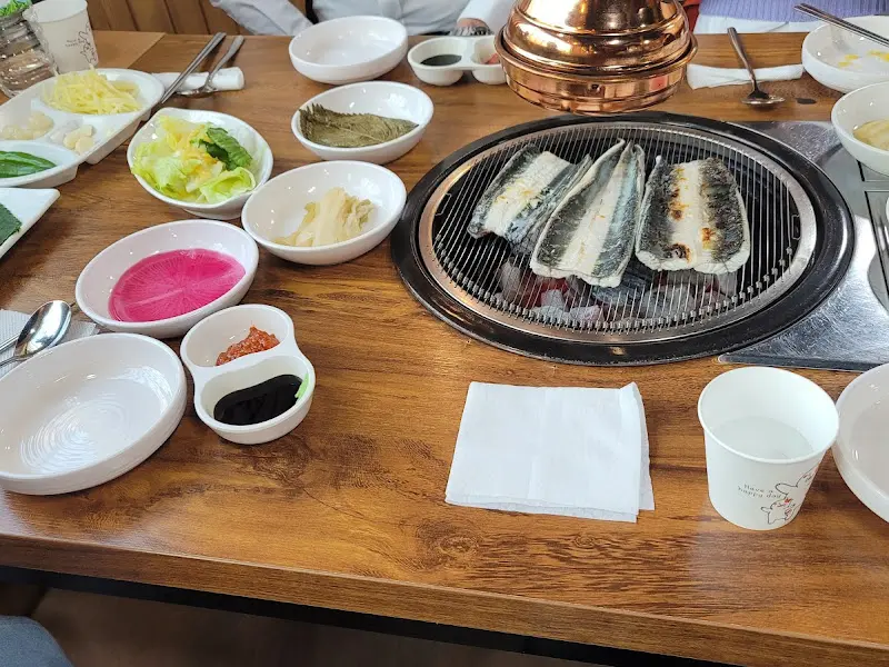 장어와 함께 차려진 다양한 밑반찬