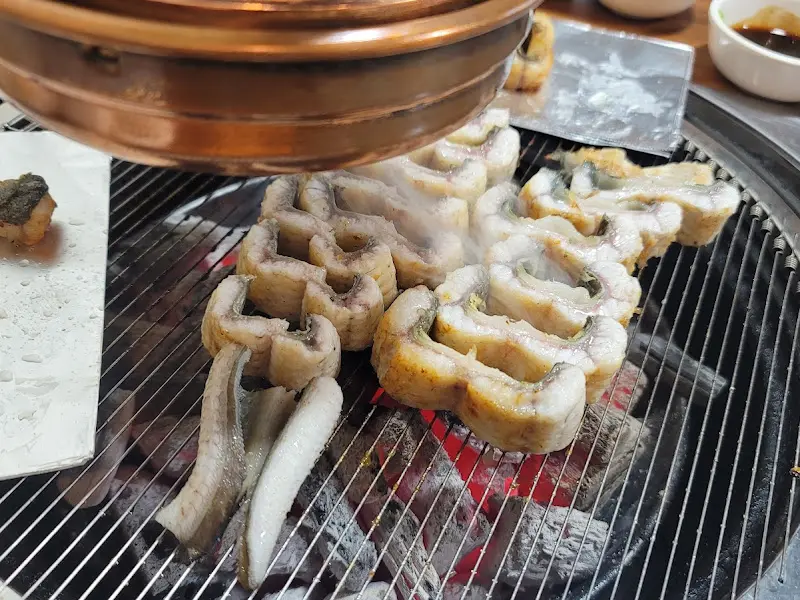 숯불 위에서 익어가는 장어
