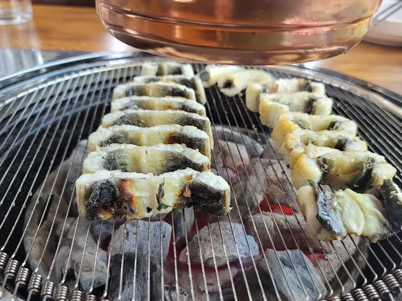 숯불 위에서 구워지는 장어