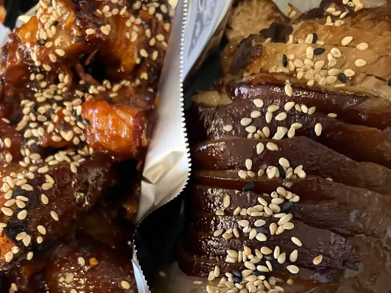 윤기가 흐르는 족발과 매콤한 양념 족발