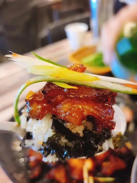 매콤달콤한 양념 족발을 숟가락에 올려 한 입