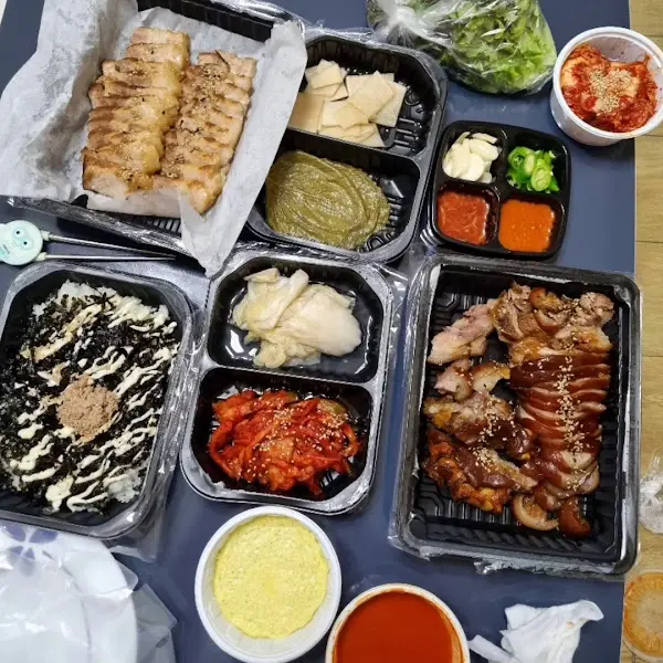 푸짐하게 차려진 족발 한 상