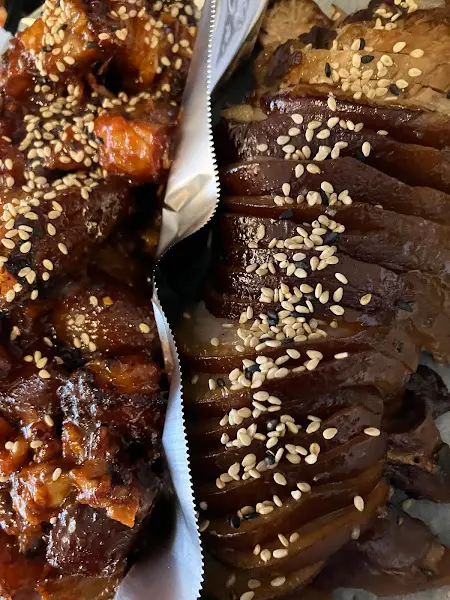 윤기가 흐르는 족발의 자태