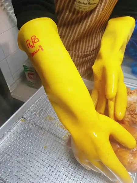 족발을 손질하는 모습