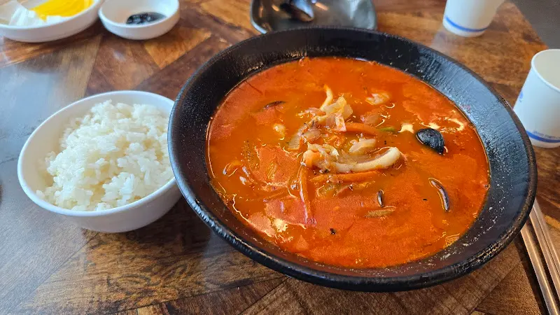 해물짬뽕과 흰 쌀밥
