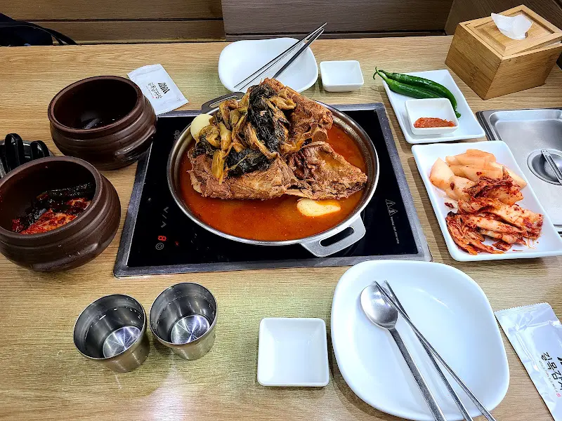 푸짐한 감자탕 한 상 차림