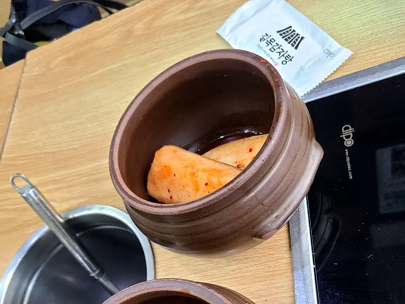 항아리에 담겨 나온 깍두기