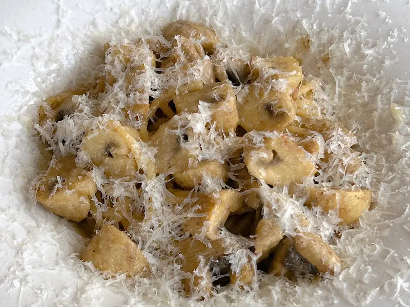 파스타 위에 뿌려진 치즈