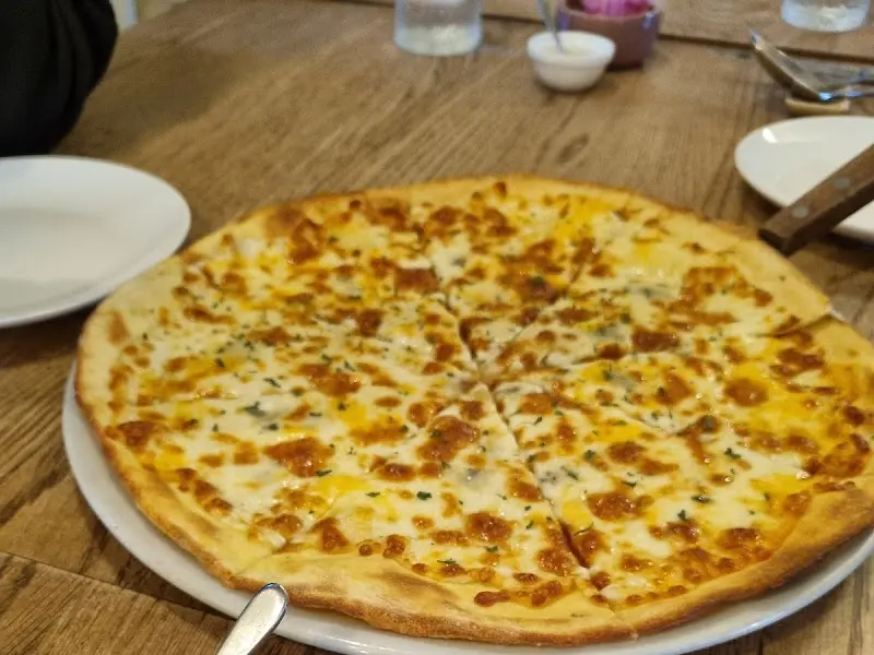 테이블 위에 놓인 피자