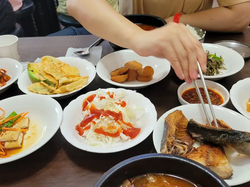 반찬과 함께 식사하는 모습