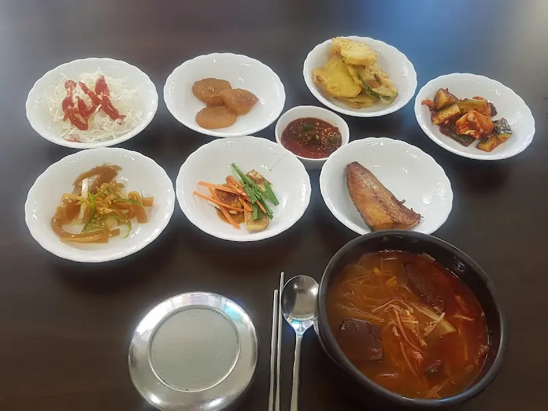 한 상 가득 차려진 반찬