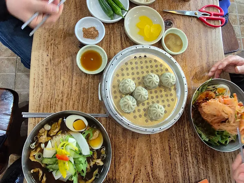 만두와 함께 즐기는 밀면