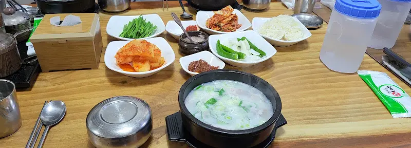 뽀얀 국물이 인상적인 돼지국밥 한 상 차림