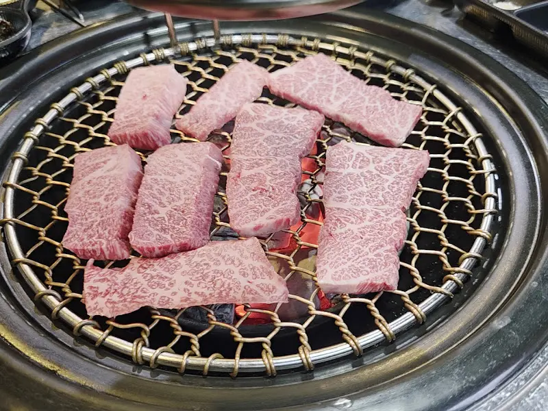 숯불 위에서 익어가는 꽃갈비살