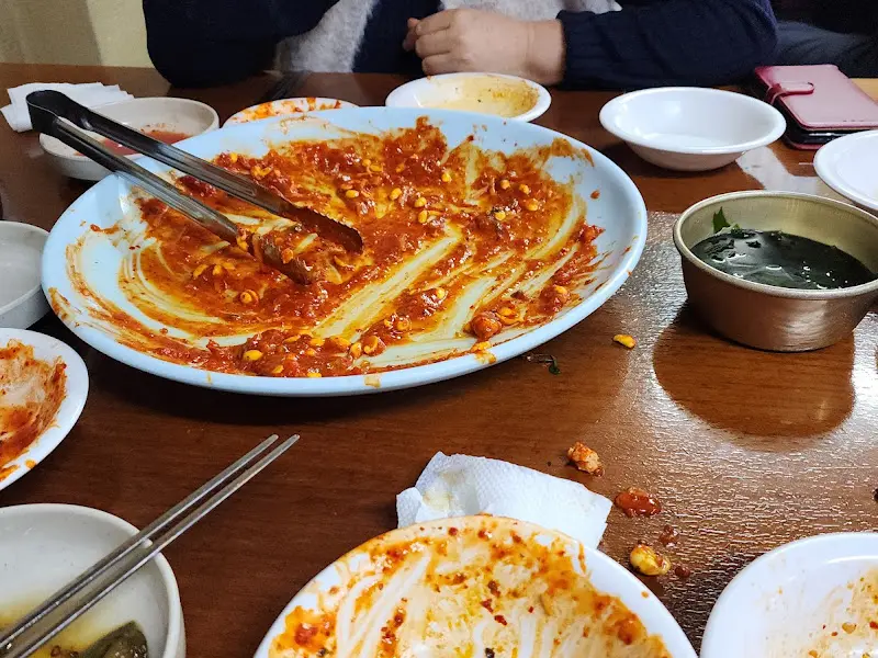 깨끗하게 비워진 아구찜 접시