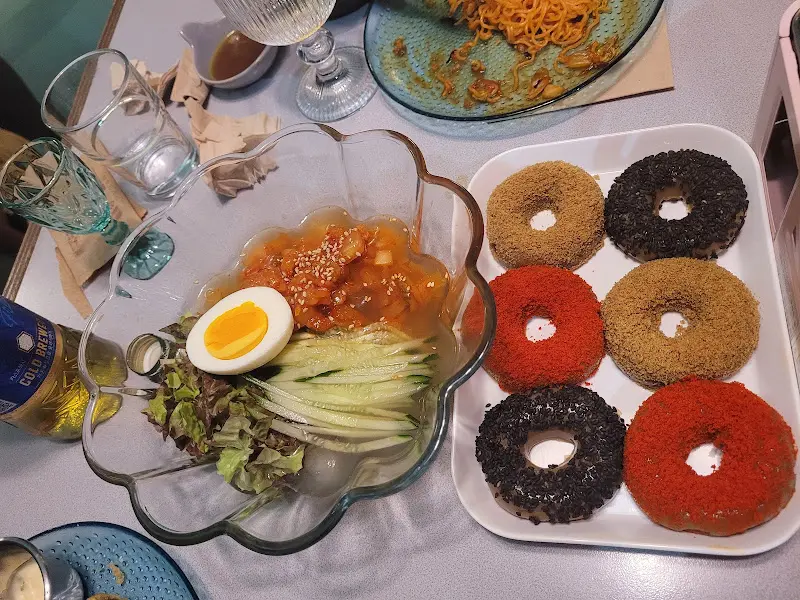 도넛과 비빔국수