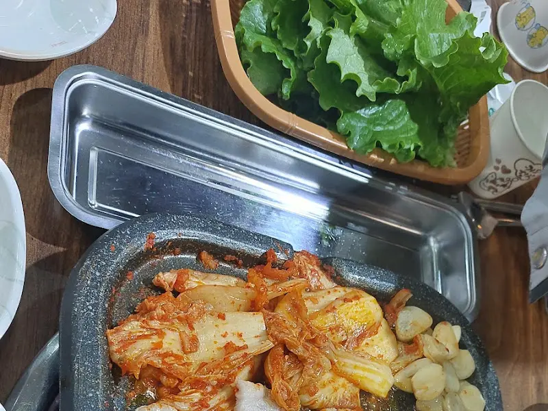 제육볶음과 쌈 채소