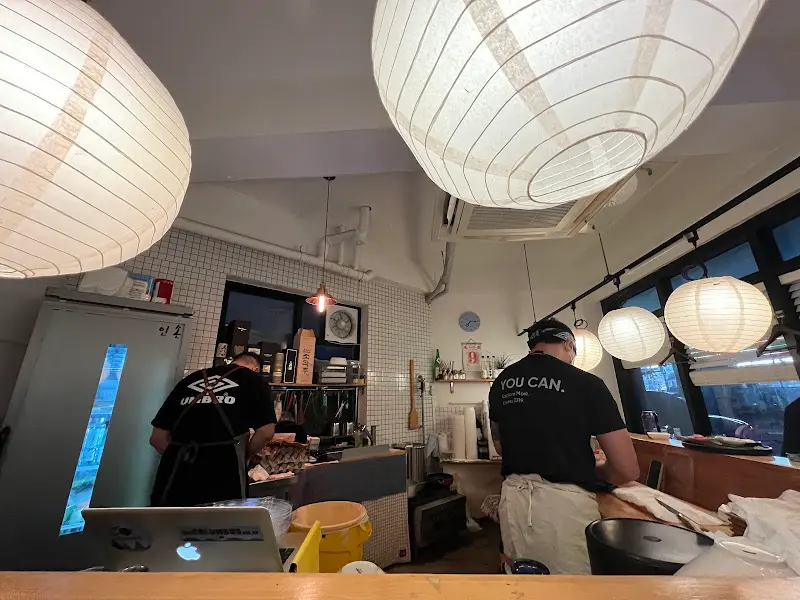 천장에 매달린 동그란 조명등