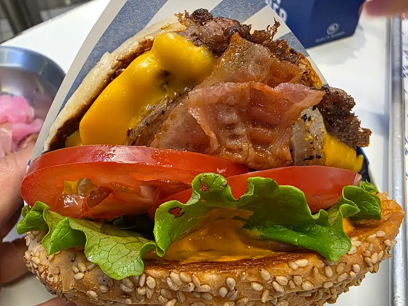 베이컨 치즈 버거 단면 사진