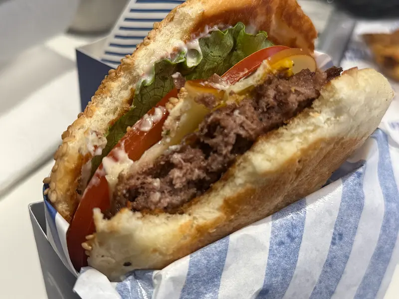 클래식 치즈 버거 단면 사진