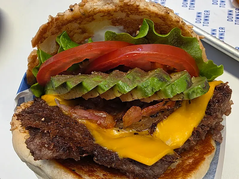 아보카도 버거 단면 사진