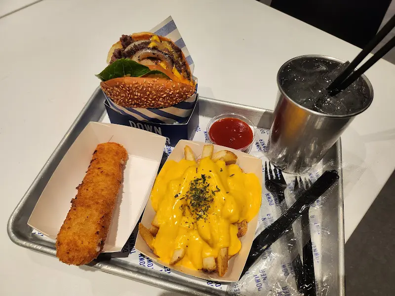 햄버거, 치즈 감자튀김, 치즈스틱 세트