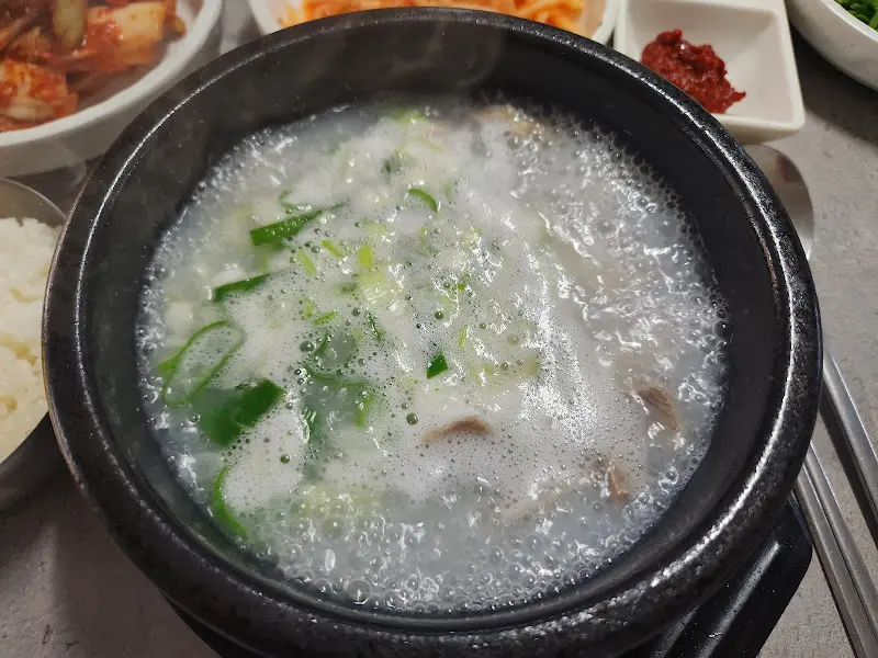 뽀얀 국물이 인상적인 돼지국밥