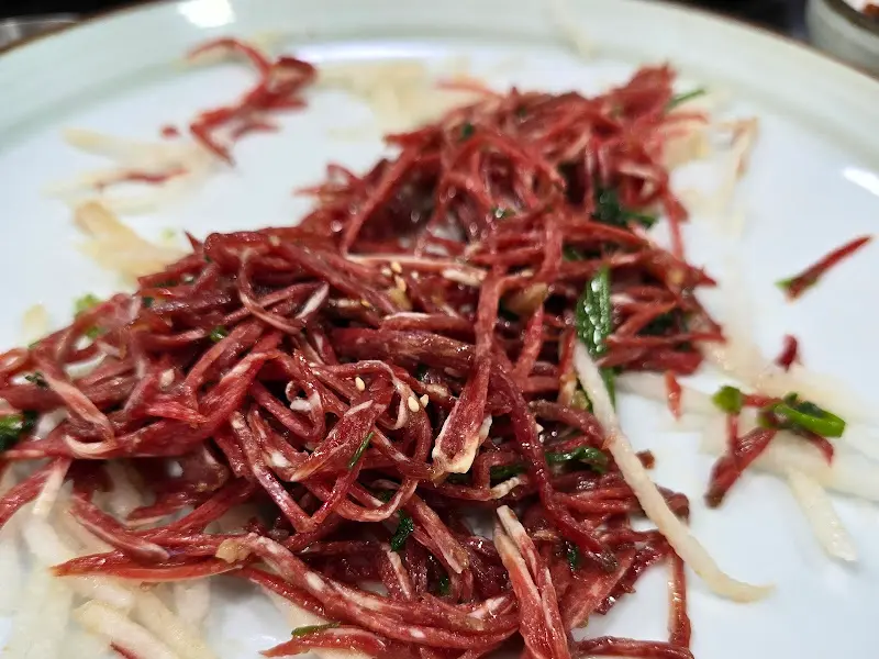 가늘게 채 썰린 육회가 담긴 접시