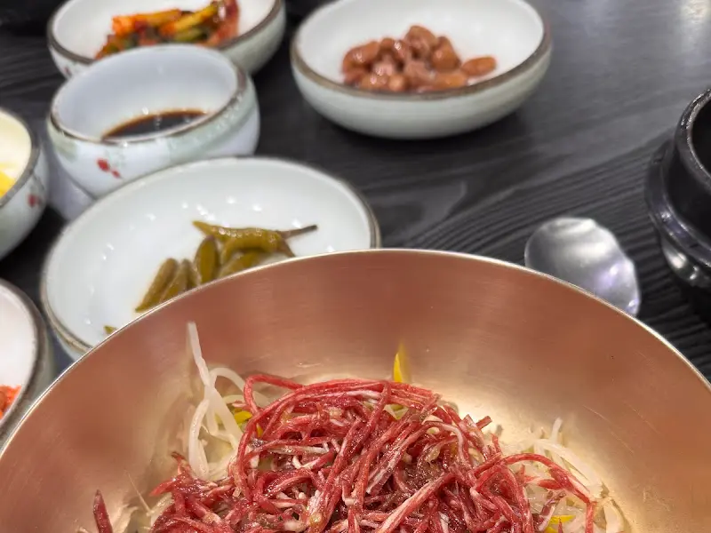 밑반찬과 육회비빔밥