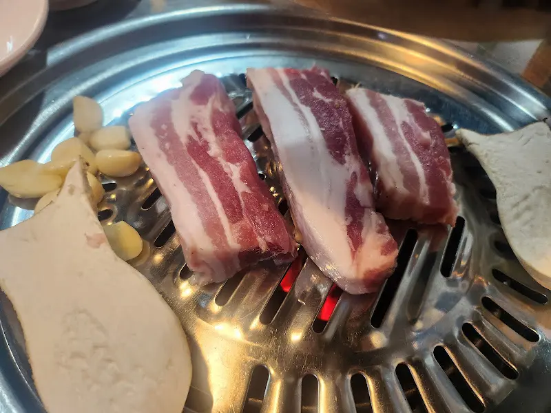 잘 구워진 삼겹살