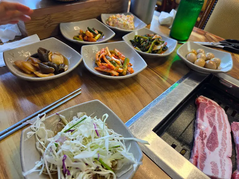 푸짐한 반찬과 삼겹살
