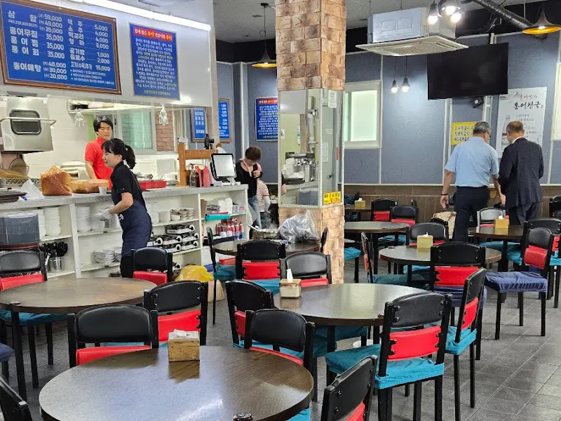 넓고 깔끔한 홍어천국 내부