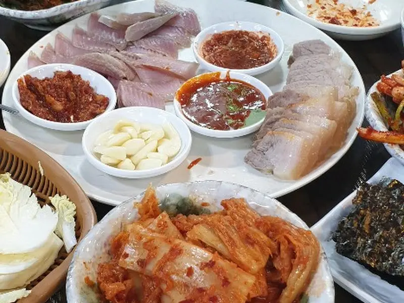 푸짐한 홍어 삼합 한 상 차림