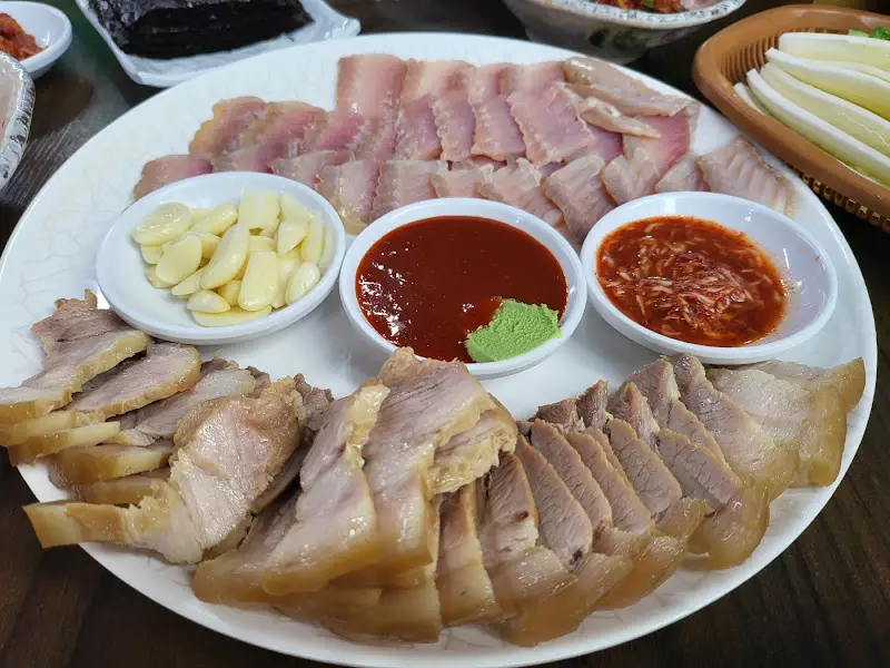 푸짐한 홍어 삼합 한상