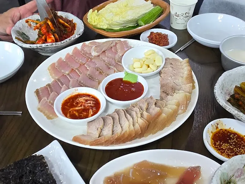 싱싱한 야채와 홍어 삼합