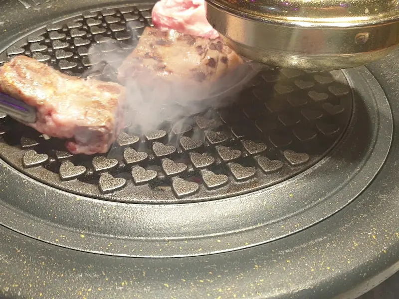 하트 불판에 구워지는 고기