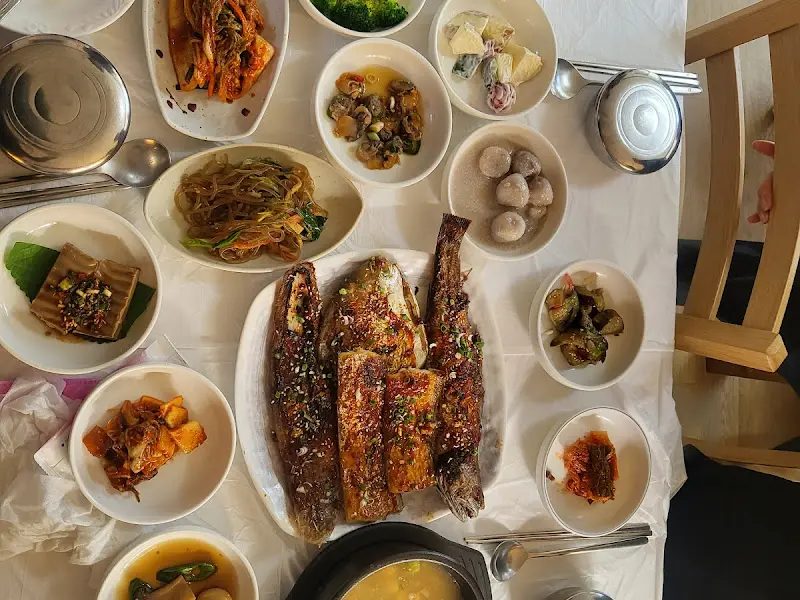 푸짐한 한 상 차림을 위에서 찍은 사진