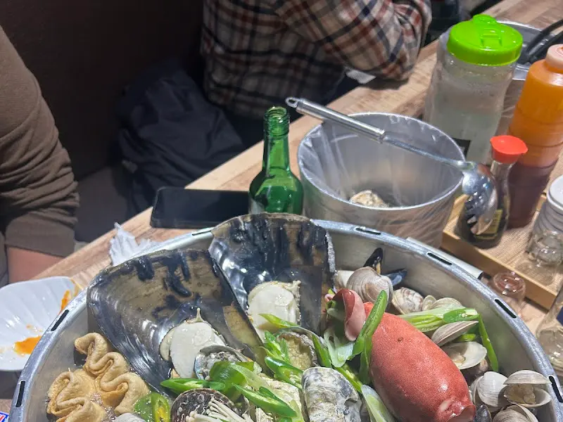 해물탕 냄비 안의 푸짐한 해산물