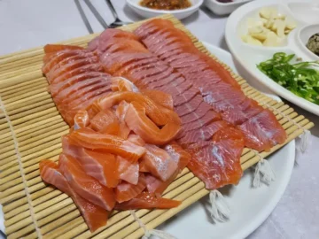 싱싱한 송어회가 폭포처럼 쏟아지는, 산청 “얼음골가든식당”에서 즐기는 계곡 맛집 여름 피서