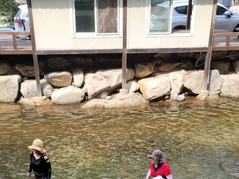 계곡에서 물놀이 즐기기