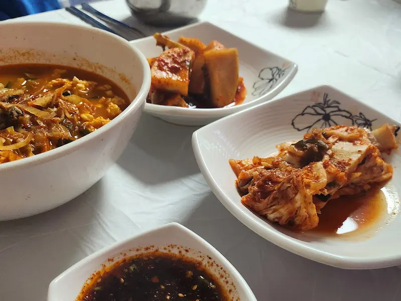 푸짐한 밑반찬과 짬뽕순두부