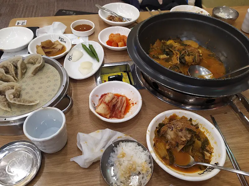 밑반찬과 감자탕