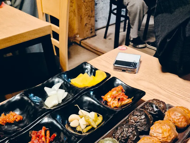 깔끔하게 담겨 나온 밑반찬