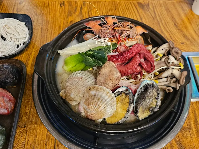 해산물과 만두가 가득한 해물만두전골