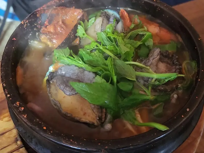 전복뚝배기 클로즈업