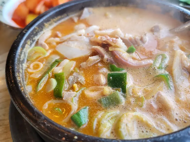 뚝배기 가득 담긴 순대국