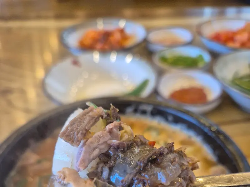 순대국과 다양한 반찬들